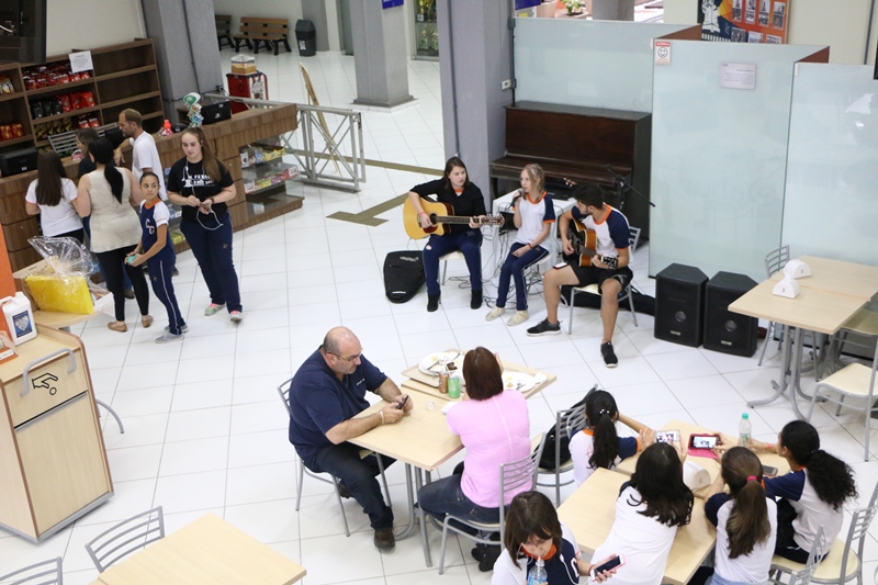 Colégio Guairacá faz homenagem especial no Dia da Mulher
