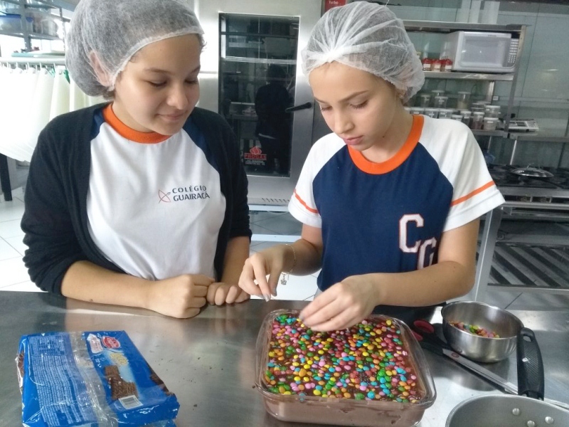Alunos do 7º ano B preparam pratos típicos das ‘fiestas de cumpleanos’