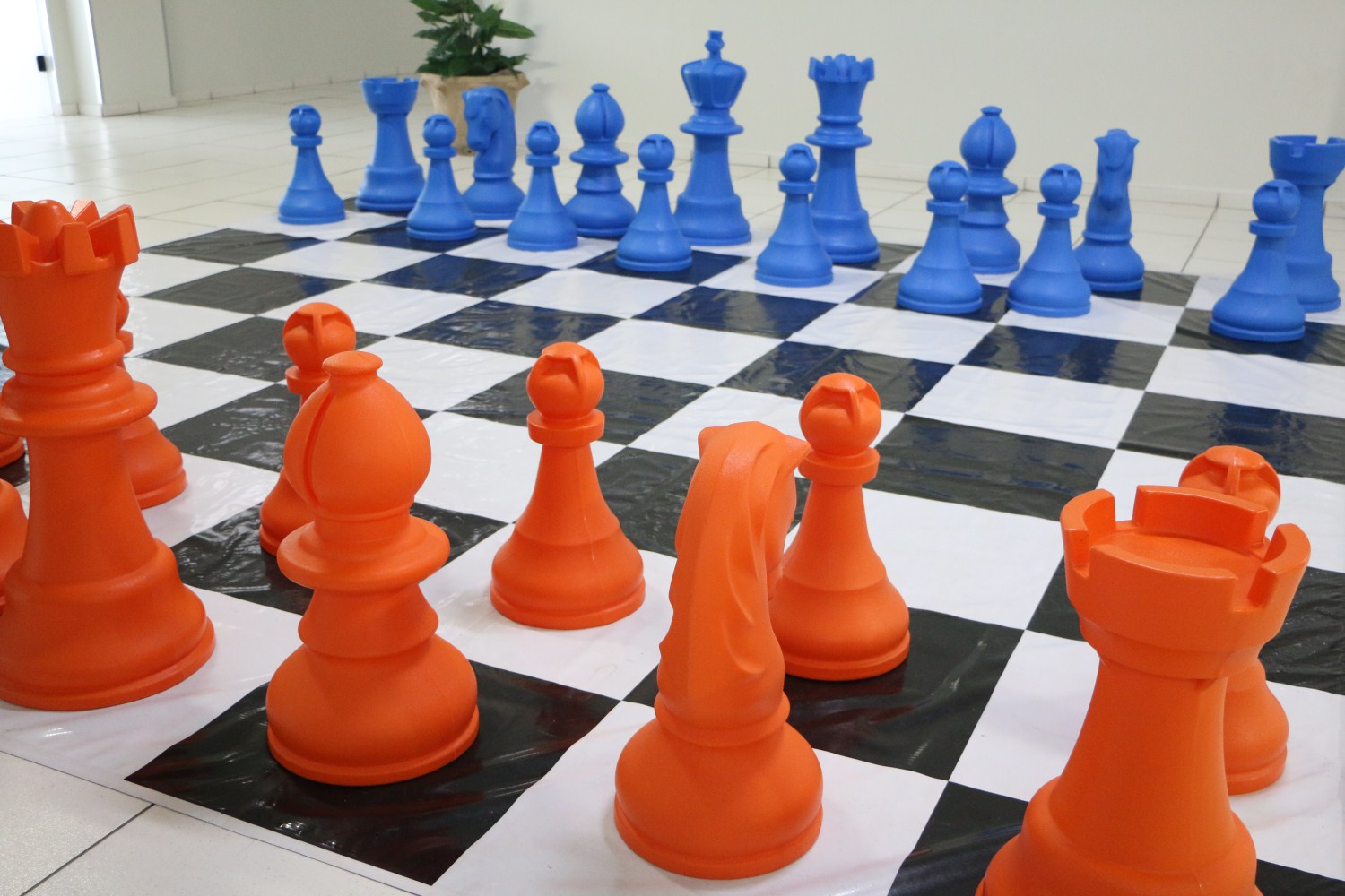 Xadrez gigante é usado em aulas de matemática, educação física, educação  artística e ciências