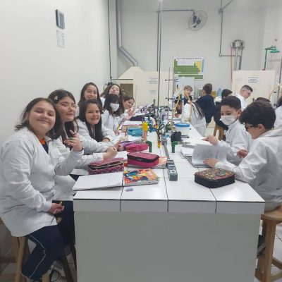 Alunos do 6° ano do Colégio Guairacá participam de aula diferente de Ciências