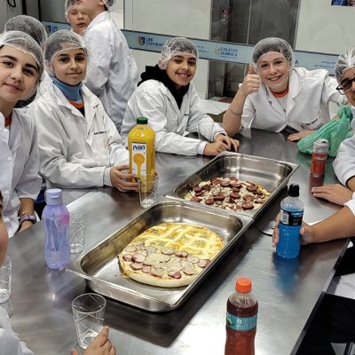 Alunos do Colégio Guairacá produzem pizzas em aula prática de matemática