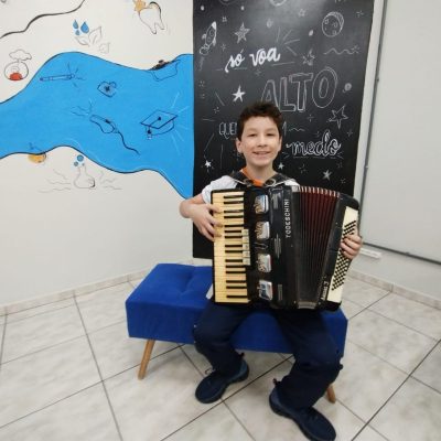 Jovem talento musical, de apenas 10 anos, brilha no Colégio Guairacá
