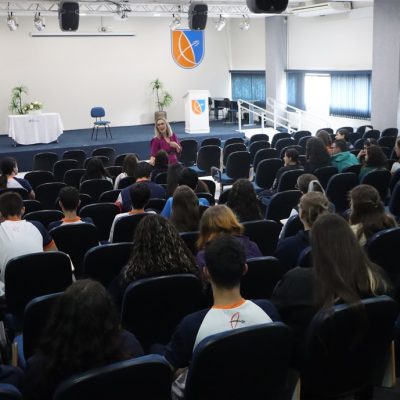 Palestra no Colégio Guairacá aborda temas contemporâneos que afetam o desenvolvimento dos adolescentes