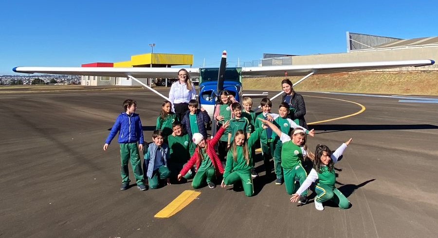 Alunos da Rede Solaris realizam visita ao Aeroporto com a Guairacá Aviation