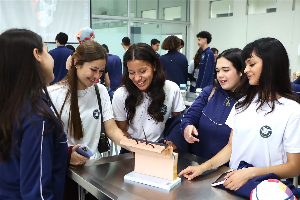 Alunos do Colégio Cívico-Militar Santo Antônio visitam a UniGuairacá