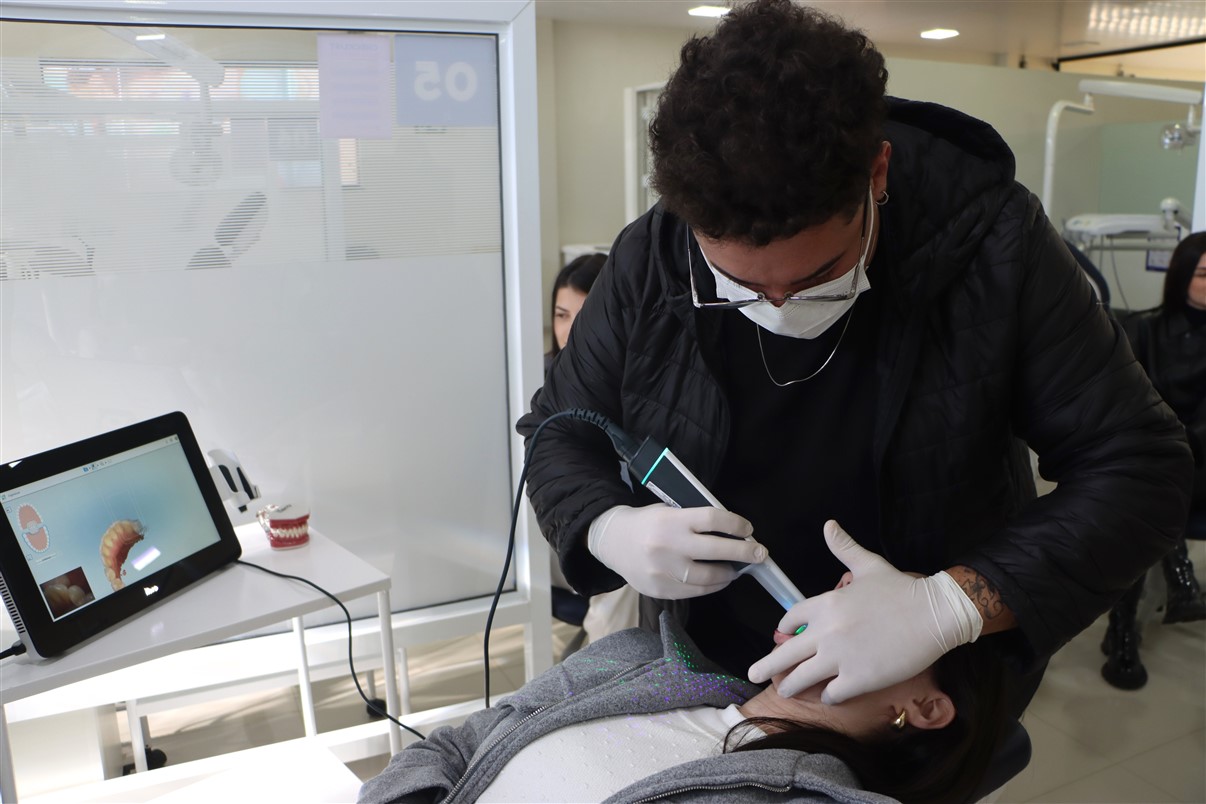 Alunos da pós-graduação em Ortodontia participam de aula prática sobre fluxo digital e escaneamento intraoral